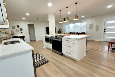 Image de Twin Oaks Retreat w/ Heated Saltwater Pool, Games, & Near Clearwater Beach