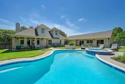 Image de Downhome Texas Retreat; 16 Beds; Pool, Hot tub, 12 min to Downtown