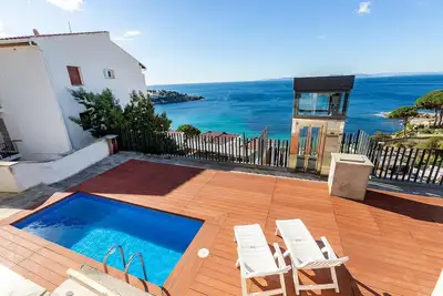 Image de Villa sur la plage d'Almadrava, Roses. Parking privé, 200m plage, 3 chambres, cuisine équipée, terrasse, Wi-Fi, climatisation. Réservez dès maintenant pour des vacances inoubliables sur la Costa Brava!