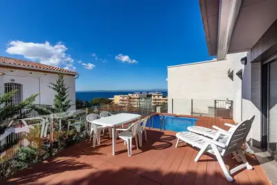 Image de Charmante villa de 152m² sur la plage de l'Almadraba, Roses. Piscine privée, vue mer, cuisine équipée, climatisation. Réservez dès maintenant vos vacances!