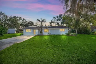 Image de Canal Front House. Bring your boat and pull right up to the dock