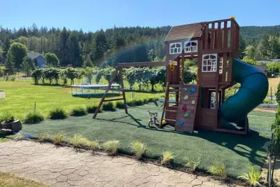 Image de Pnw Countryside Estate with Playground and Pickleball court