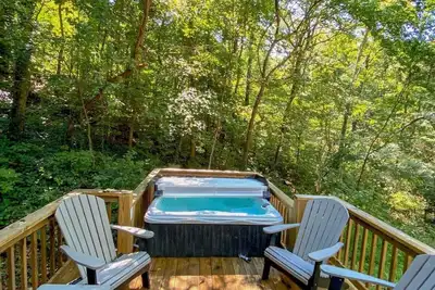 Image de Nana Cabin | Tiny Log Home Comfort in Rustic Bliss