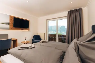 Image de Doppelzimmer mit Balkon und Seeblick - Familiengasthof Nindler