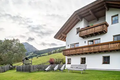 Image de Appartement 'Kranebitterhof Enzian' avec vue sur les montagnes, jardin partagé et Wi-Fi