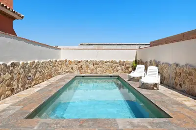 Image de Maison de vacances 'Casa Juana Zahora' avec vue montagne, piscine partagée, jardin et Wi-Fi