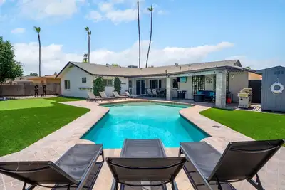 Image de Newly Furnished | Sparkling pool | Sleeps 9