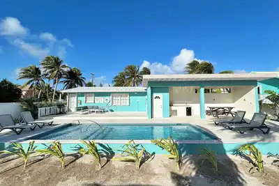 Image de Kai Baby Waterfront Cottage Private Pool Cabana Kayaks Paddleboards & Bikes!