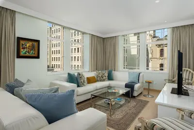 Image de Artsy and Elegant Designer Apartment | Pool