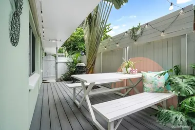 Image de Tropicana Pineapple - Chic Retreat with Private Courtyard & Bbq