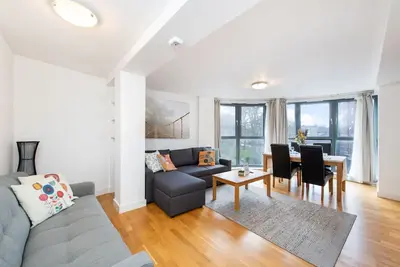 Image de The Queen's retreat - Camden -  by Frankie Says