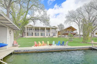 Image de Lakeside, dog-friendly living with kayaks, boat ramp, pool table & Ping-Pong