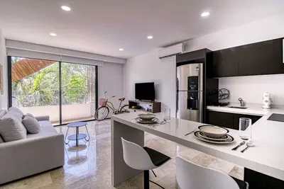 Image de Caribbean condo in a great location with two pools, roof deck, gym, & balcony