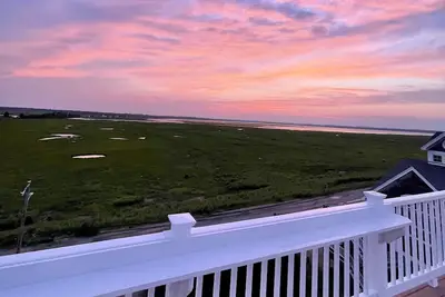 Image de Plum Island Waterfront with 360 water views and roof deck!