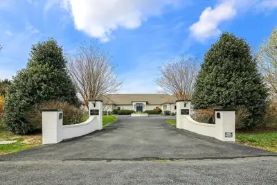 Image de Short Drive to Downtown Easton and St. Michaels | Pool | Newly Renovated | Priva