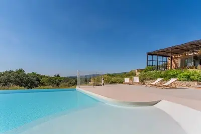 Image de Superbe mas, vue panoramique, piscine chauffée à débordement et jardin paysager