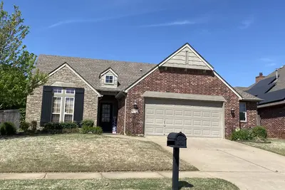 Image de Great house in a great neighborhood!