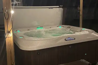 Image de Hot Tub - Pool Table - Fire Pit - Family Friendly! Hosted by Homes by Cnj.