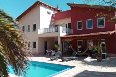 Spacieuse villa moderne avec galerie et piscine chauffée
