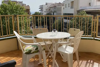 Image de Ideally located 3-bedroom apartment with air conditioning and parking.