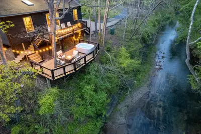 Image de Private Riverfront Cabin | Hot Tub, Fire Pit | Blue Ridge