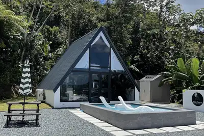 Image de Romantic Cabin with a heated pool and view of the city