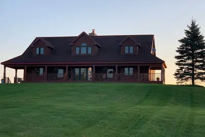 Image de Racer’s Getaway - Rural, Upscale, Unique Home 8 minutes from Road America