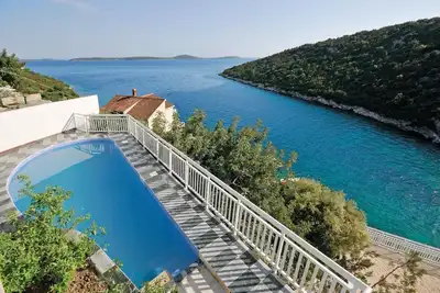 Image de Superbe maison à Vinisce avec jacuzzi