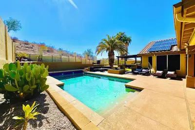 Image de Spectacular inside and out, extremely private backyard; you won’t want to leave!