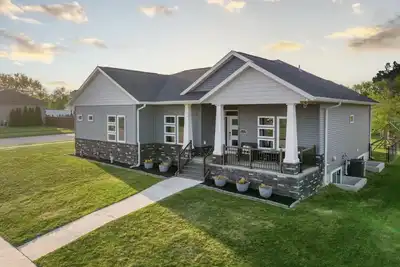 Image de Modern comfort, small town charm. Room for \nall to visit, rest retreat or create
