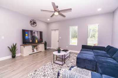 Image de Newly Built in 2023! 2 hole Putt-Putt, Fire-Pit, Huge Fenced Backyard, Lake View