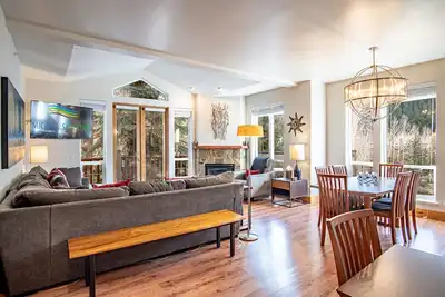 Image de Snow Star Skylight - 3bd 3ba - Hot Tub, Gym, Walk to Ski!