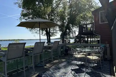 Image de Wide open lake views and large flat front yard