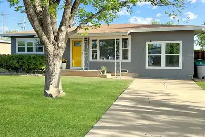 Image de Yellow Texas Star House next to Goodfellow Afb