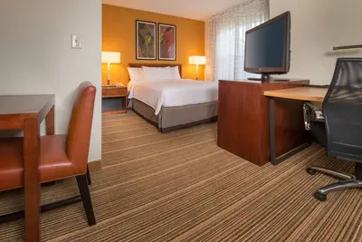 Image de Modern Convenience Meets Comfort in Charleston! Pool, Pets are Allowed Here