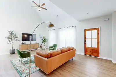 Image de 3br Greenwood Design Home Near Hospitals | Downtown