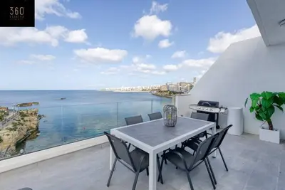 Image de Seafront property with beautiful views & outdoor