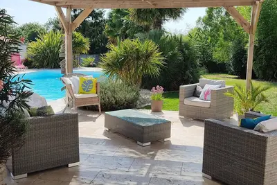 Image de Villa au calme sans vis à vis. Piscine et jardin paysagé.