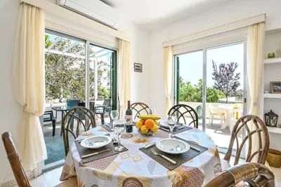 Image de Family Great Escape to Fig Tree Bay area. 7 minutes walk to Vryssi beach