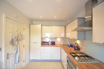 Image de Light, modern townhouse with patio, a minute from beach; child- and pet-friendly