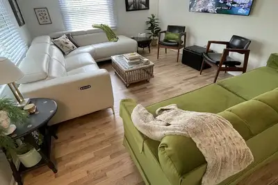 Image de Spacious cottage by lake & walking trails, 1 mile from downtown Shipshe.