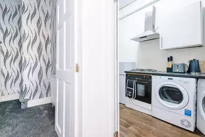 Image de 65 Inch Tv & Luxurious 2 Bedroom Suite for Your Ultimate Getaway Open