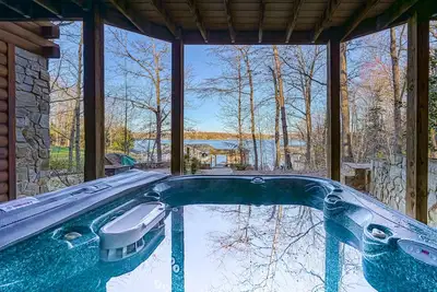 Image de Inviting waterfront cabin with hot tub, kayaks, and beautiful sunsets