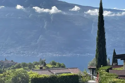 Image de Lake Garda Tignale vacation home bungalow with pool and lake view