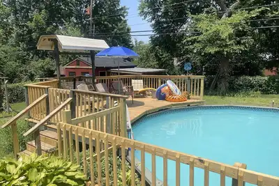 Image de Pool! Game room with 5 beds