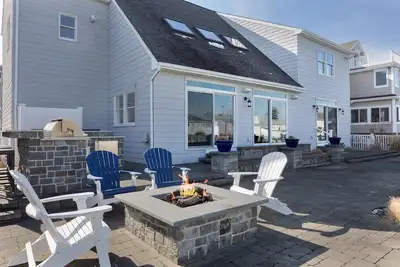 Image de Gorgeous waterfront Home on lagoon steps away from private beach. Sleeps 12