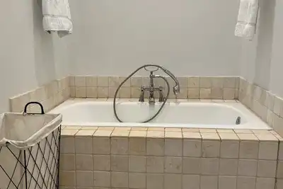 Image de Water mill cottage on a 5 acre estate near  beaches