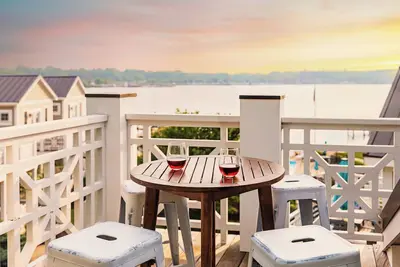 Image de Rooftop Balcony, Lakefront, Pool Access, Walk to downtown Saugatuck and Douglas