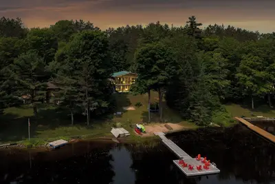 Image de Muskoka Gem: 8pp/fireplaces/canoe/kayaks