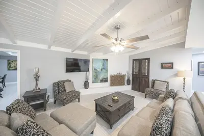 Image de Right At Home-Old Midland Living with massive yard